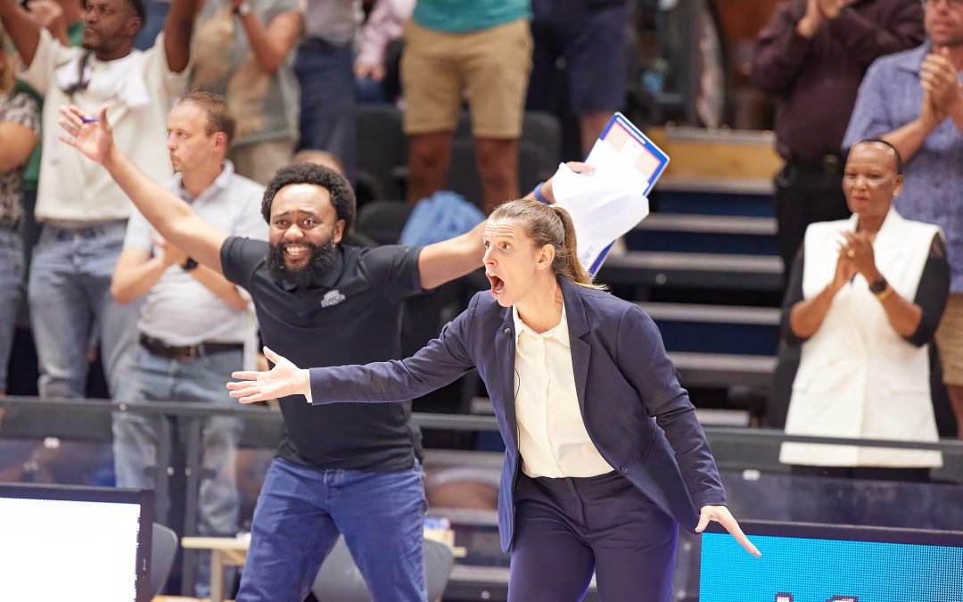 Belgische Gaëlle Bouzin kijkt met Landstede Hammers vooruit.